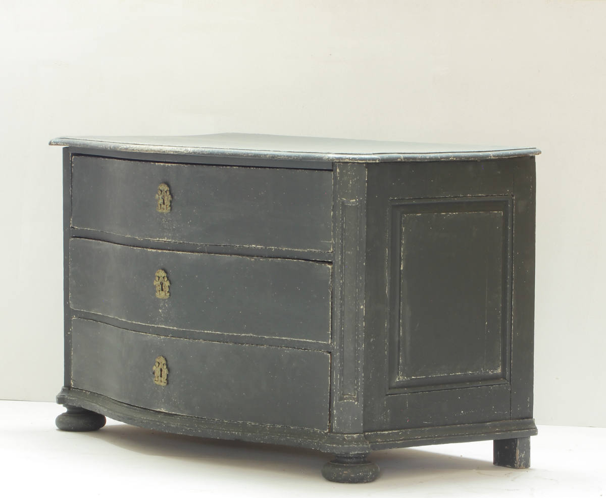 18th Century French serpentine commode in oak - Image 5