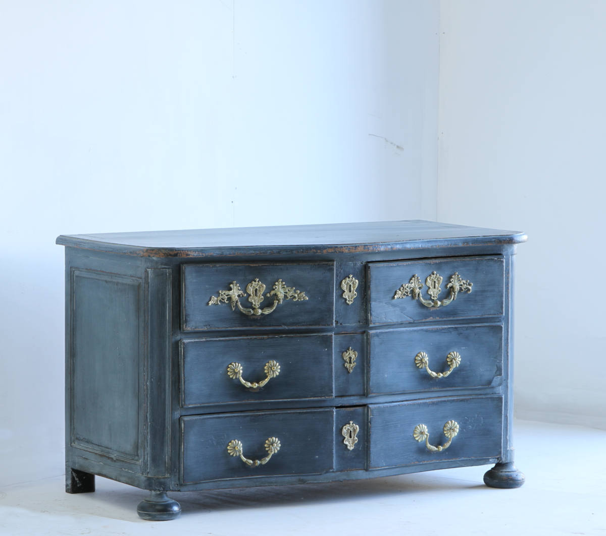 18th Century serpentine commode in walnut with original hardware - Image 2