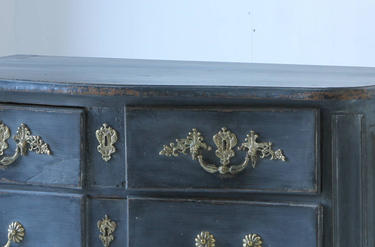 18th Century serpentine commode in walnut with original hardware - Image 7