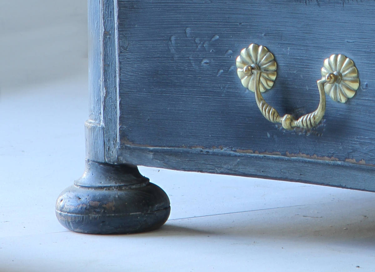 18th Century serpentine commode in walnut with original hardware - Image 6