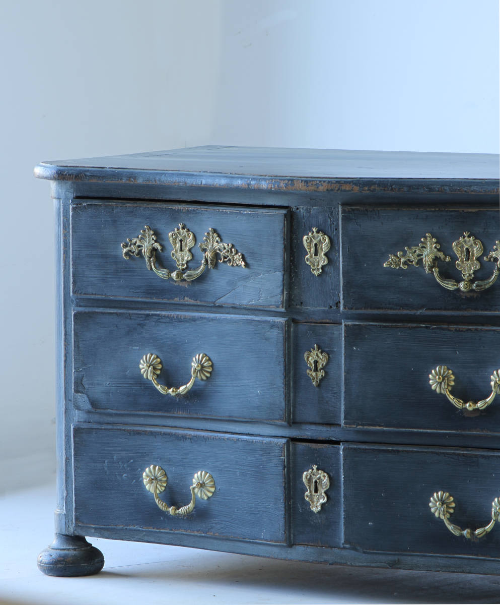 18th Century serpentine commode in walnut with original hardware - Image 5