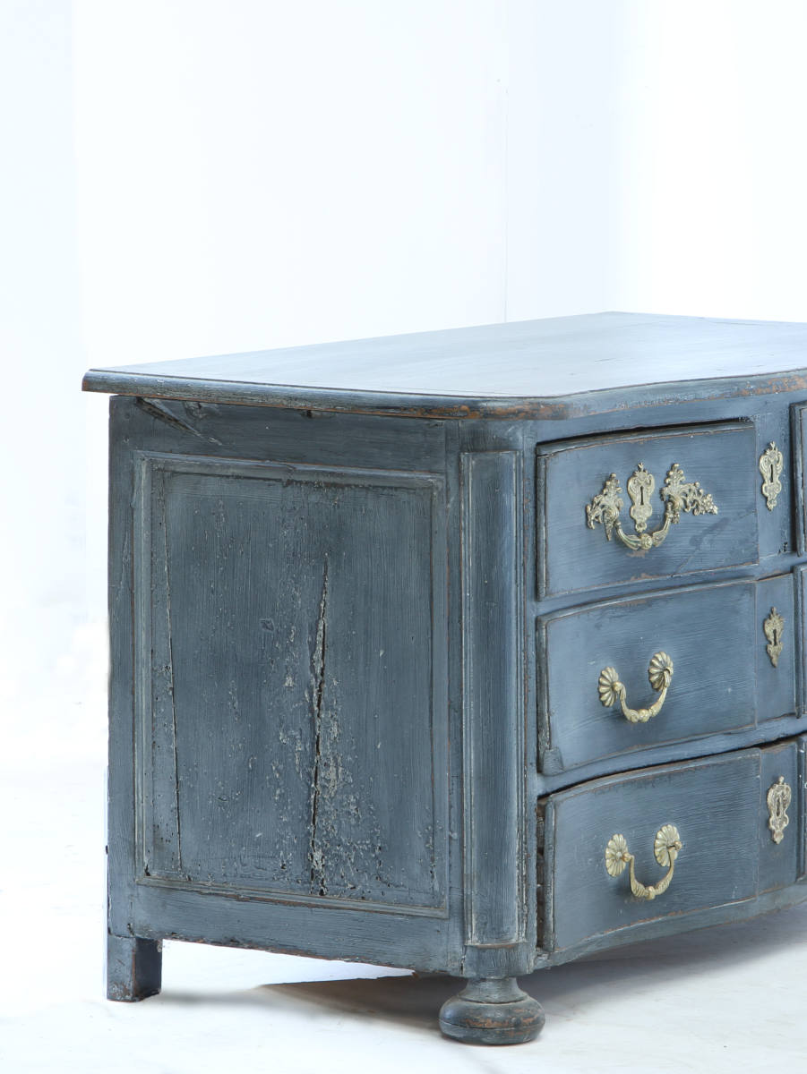 18th Century serpentine commode in walnut with original hardware - Image 4