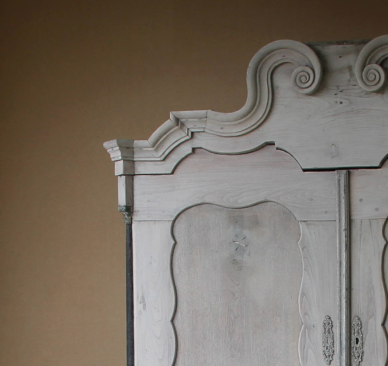 19th Century Dutch linen press in oak and elm - Image 6