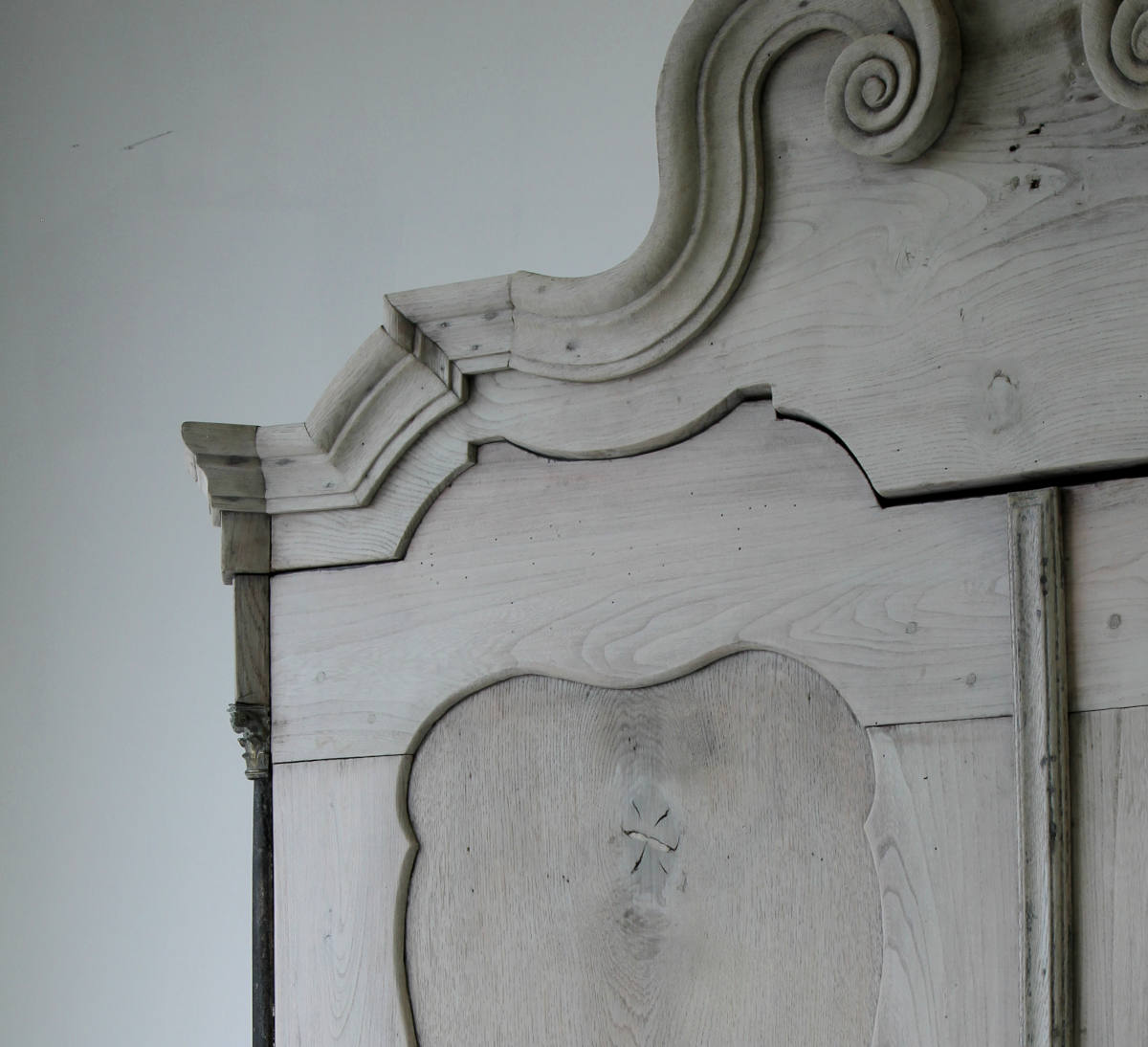 19th Century Dutch linen press in oak and elm - Image 8