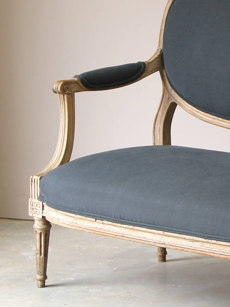 19th Century French sofa in walnut with charcoal linen - Image 4