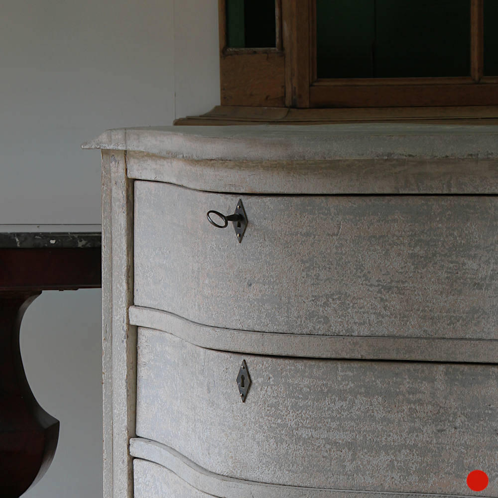 A close up view of a Swedish serpentine commode