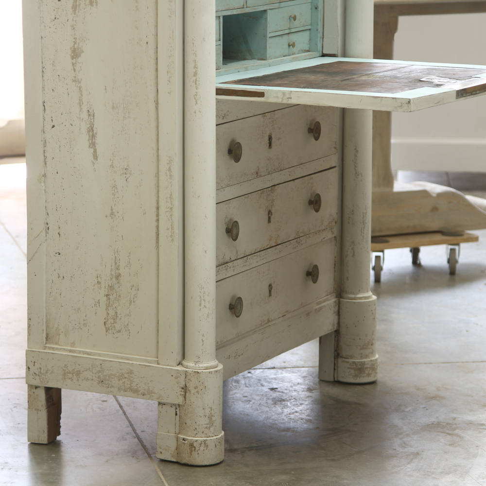 A view of the lower drawers