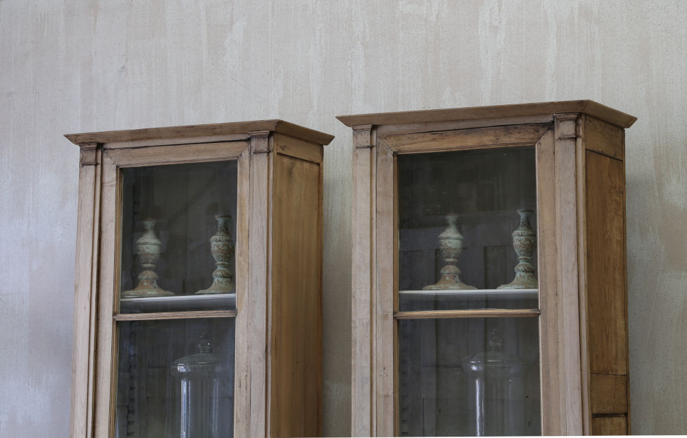 A good close up view showing the cornice and empire moulding